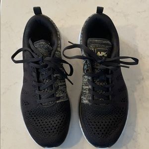 Black and gold APL Techloom Pro size 8.5